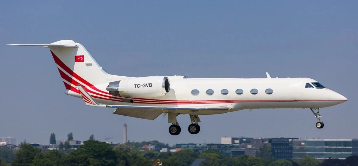 ΕΚΤΑΚΤΟ: Τουρκικό κυβερνητικό σκάφος απογειώθηκε από τη Σαντορίνη – Χρησιμοποιείται από τουρκική προεδρία & ΥΠΑΜ